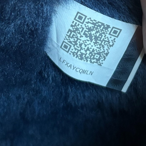 New Classic Short Navy Ugg Boots - Picture 6 of 13